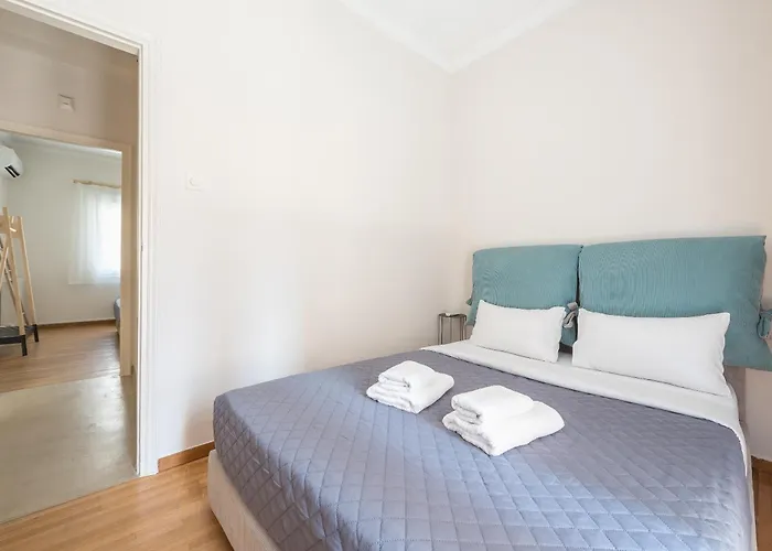 Stylish 2 Bd Urban Retreat Near Panormou Metro