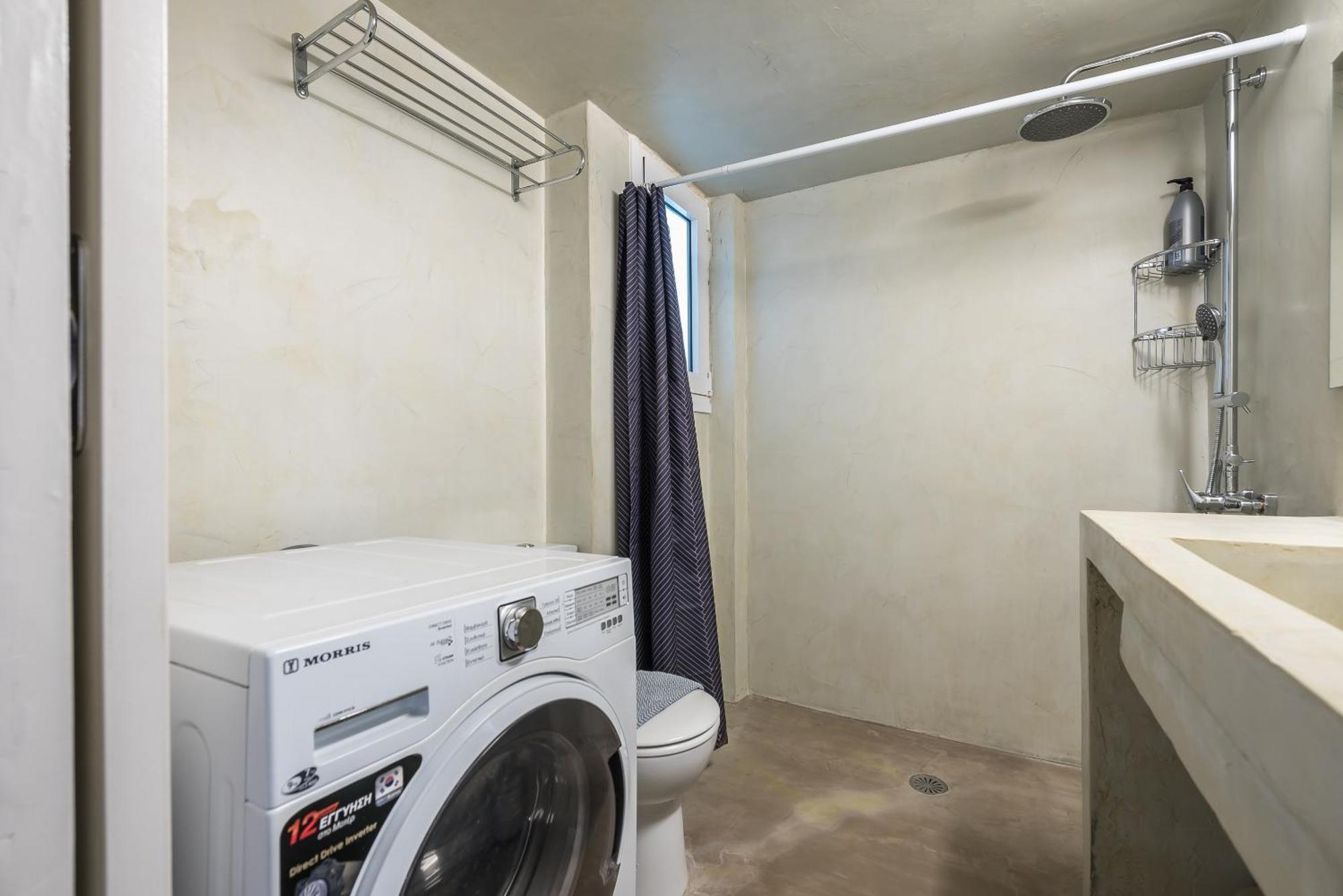Stylish 2 Bd Urban Retreat Near Panormou Metro