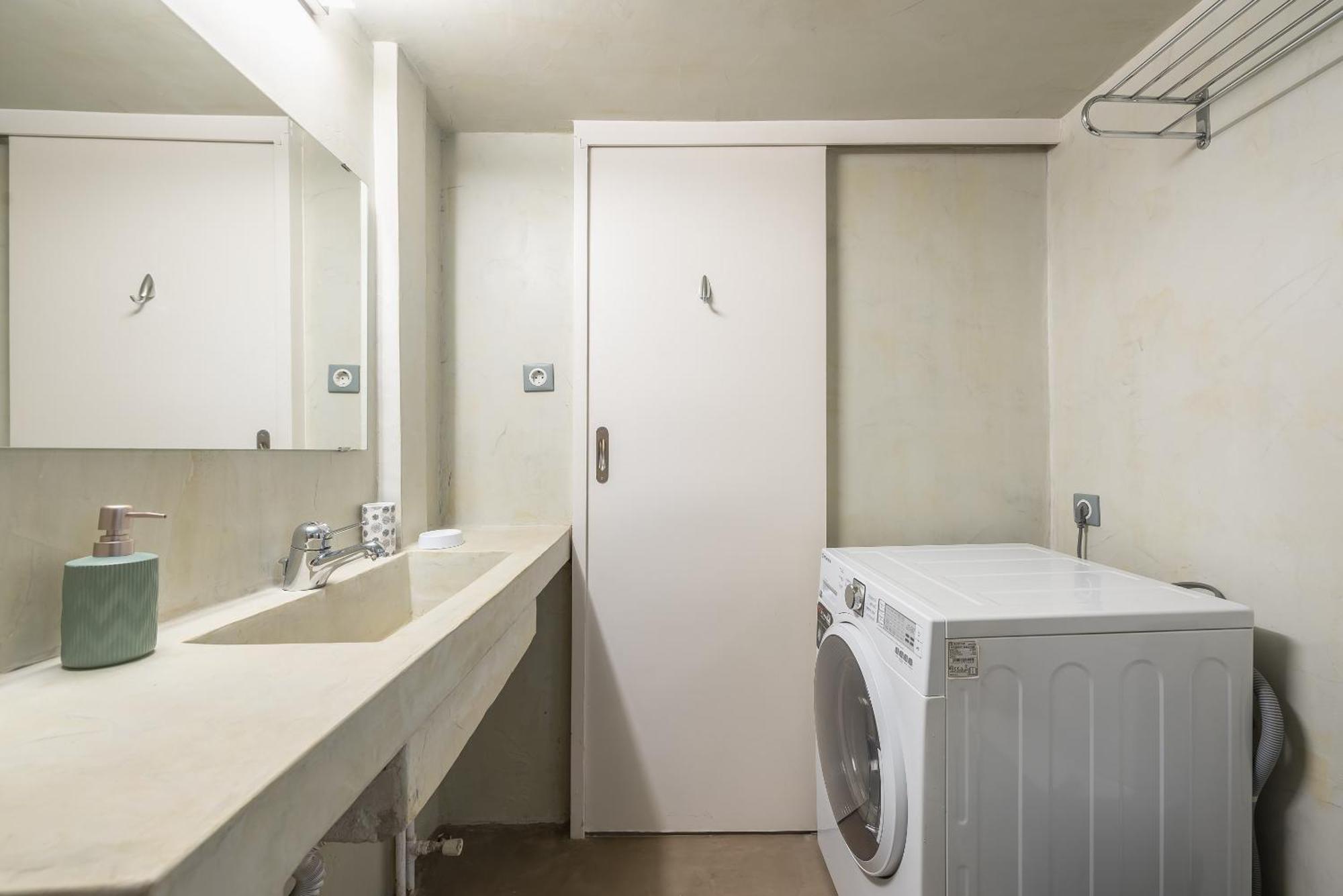 Apartment Stylish 2 Bd Urban Retreat Near Panormou Metro *
