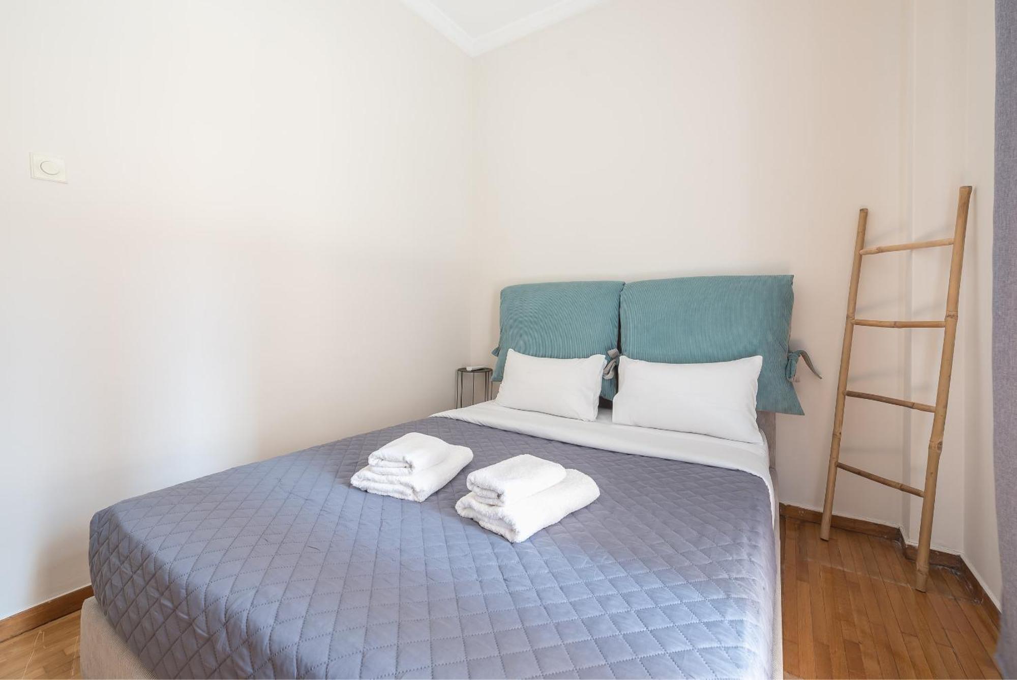 Stylish 2 Bd Urban Retreat Near Panormou Metro *