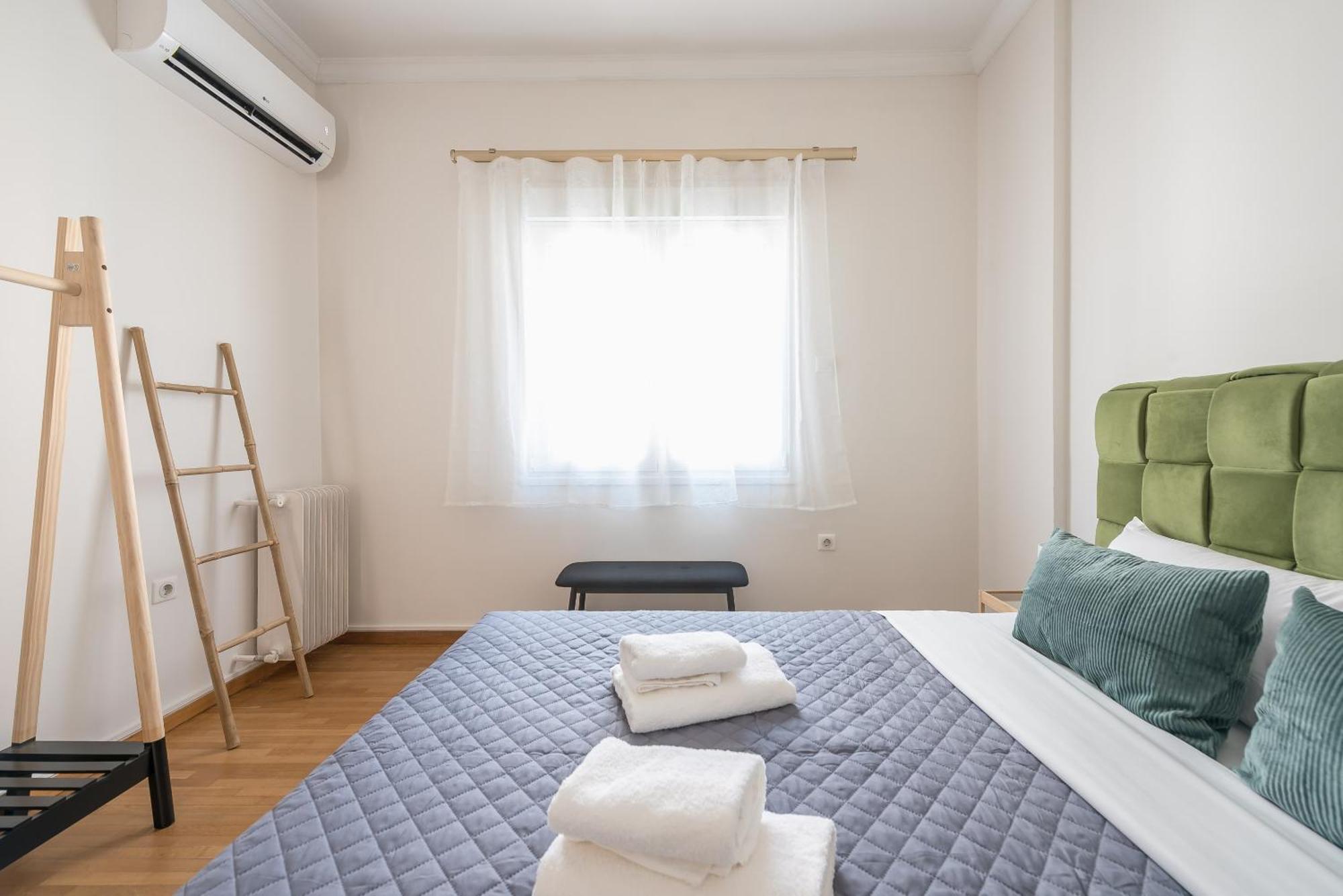 Stylish 2 Bd Urban Retreat Near Panormou Metro Athens
