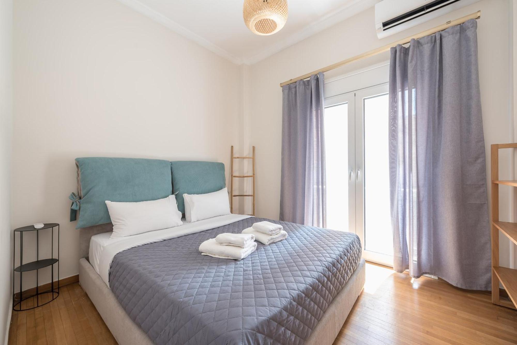 Stylish 2 Bd Urban Retreat Near Panormou Metro Apartment *