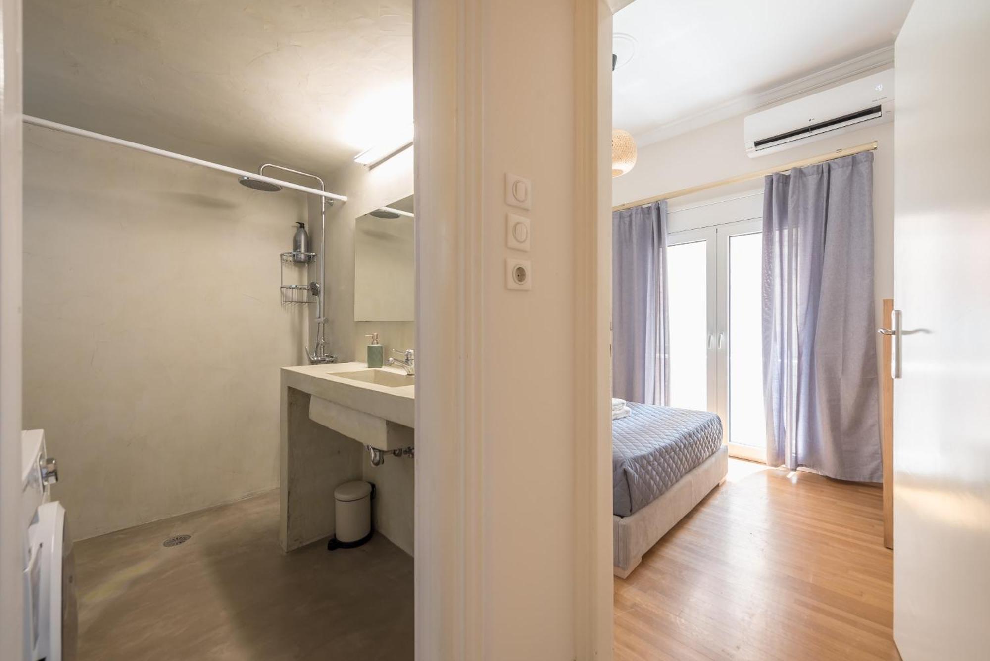 Stylish 2 Bd Urban Retreat Near Panormou Metro Athens
