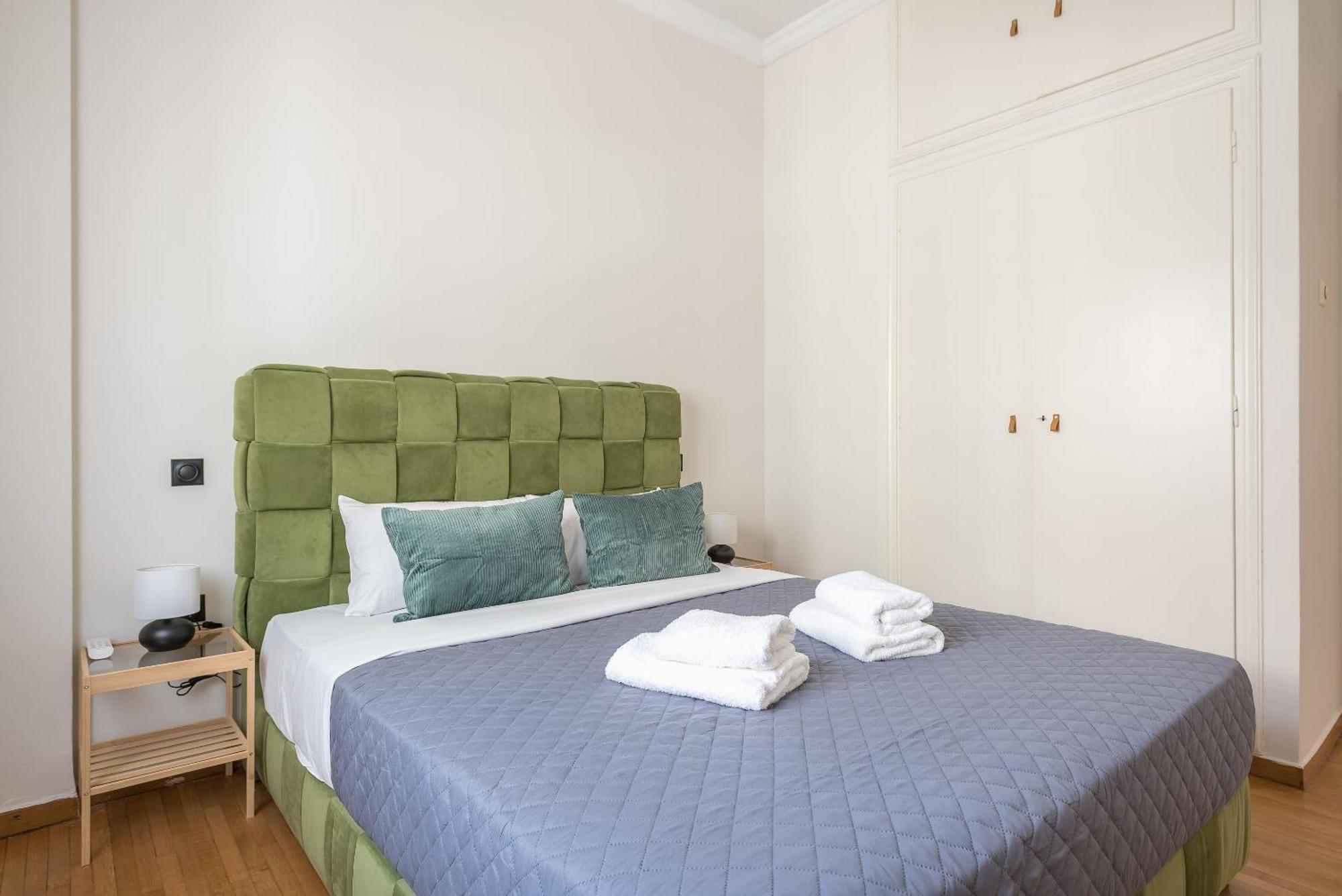 Stylish 2 Bd Urban Retreat Near Panormou Metro Apartment *