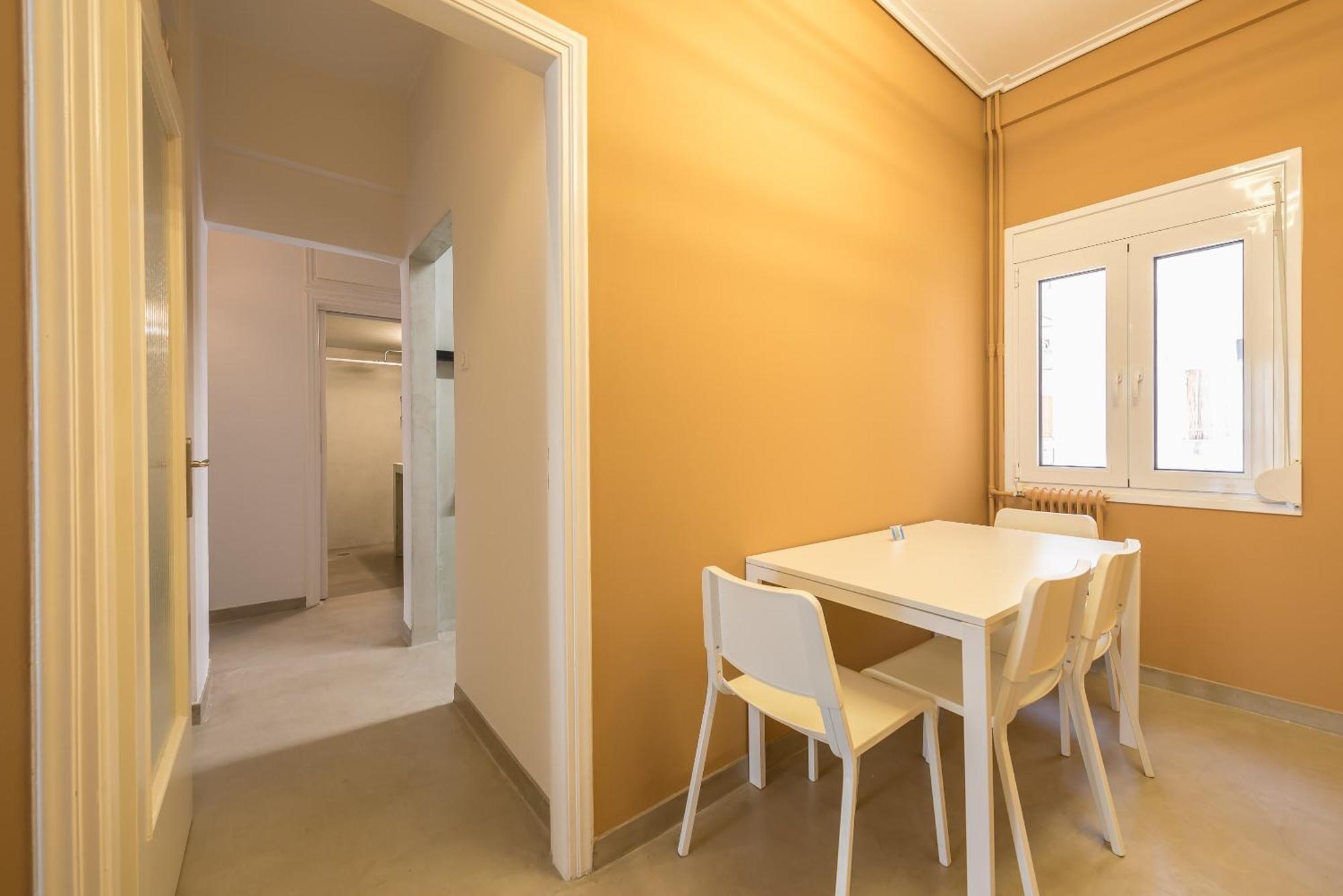 Stylish 2 Bd Urban Retreat Near Panormou Metro *