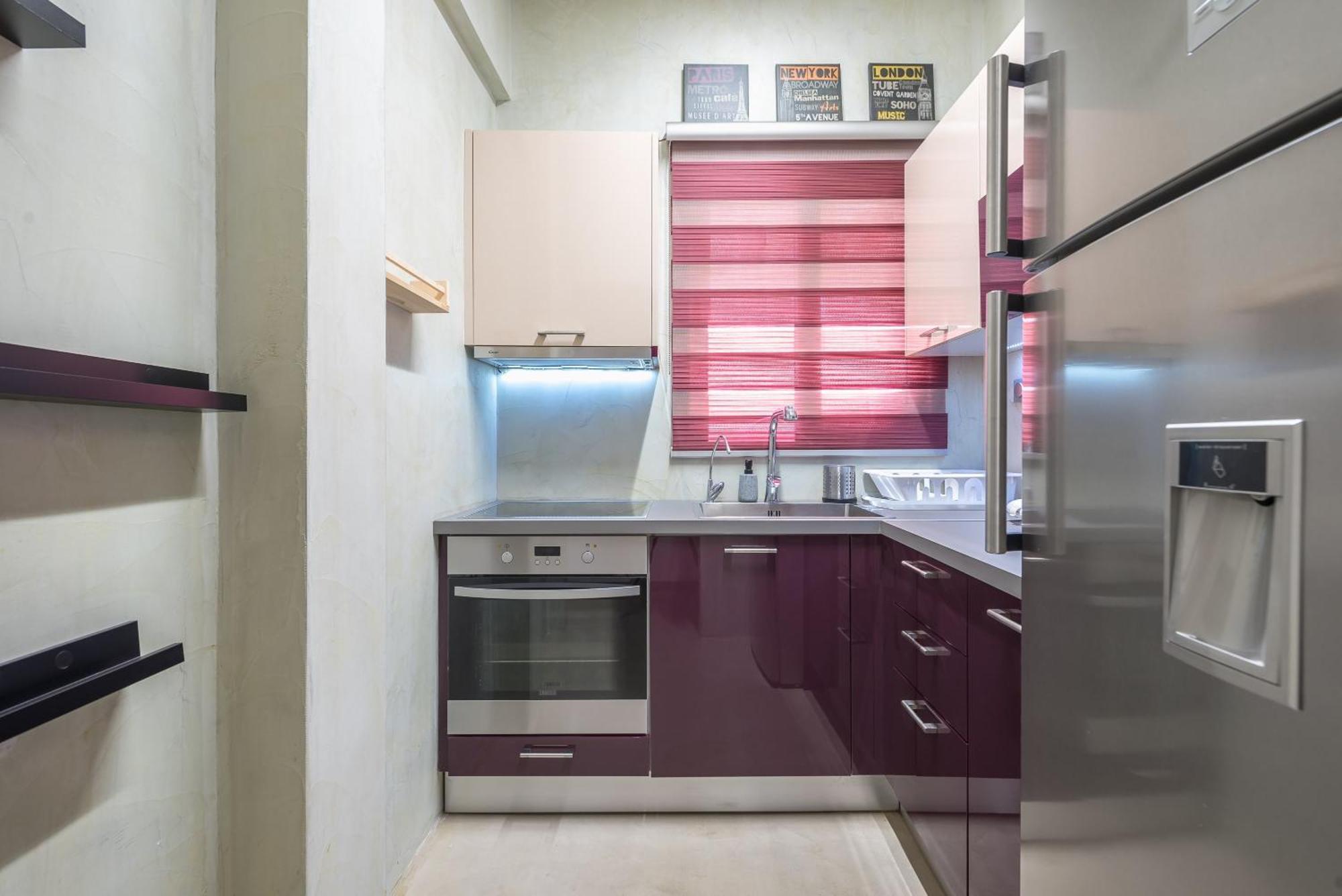 Stylish 2 Bd Urban Retreat Near Panormou Metro Apartment