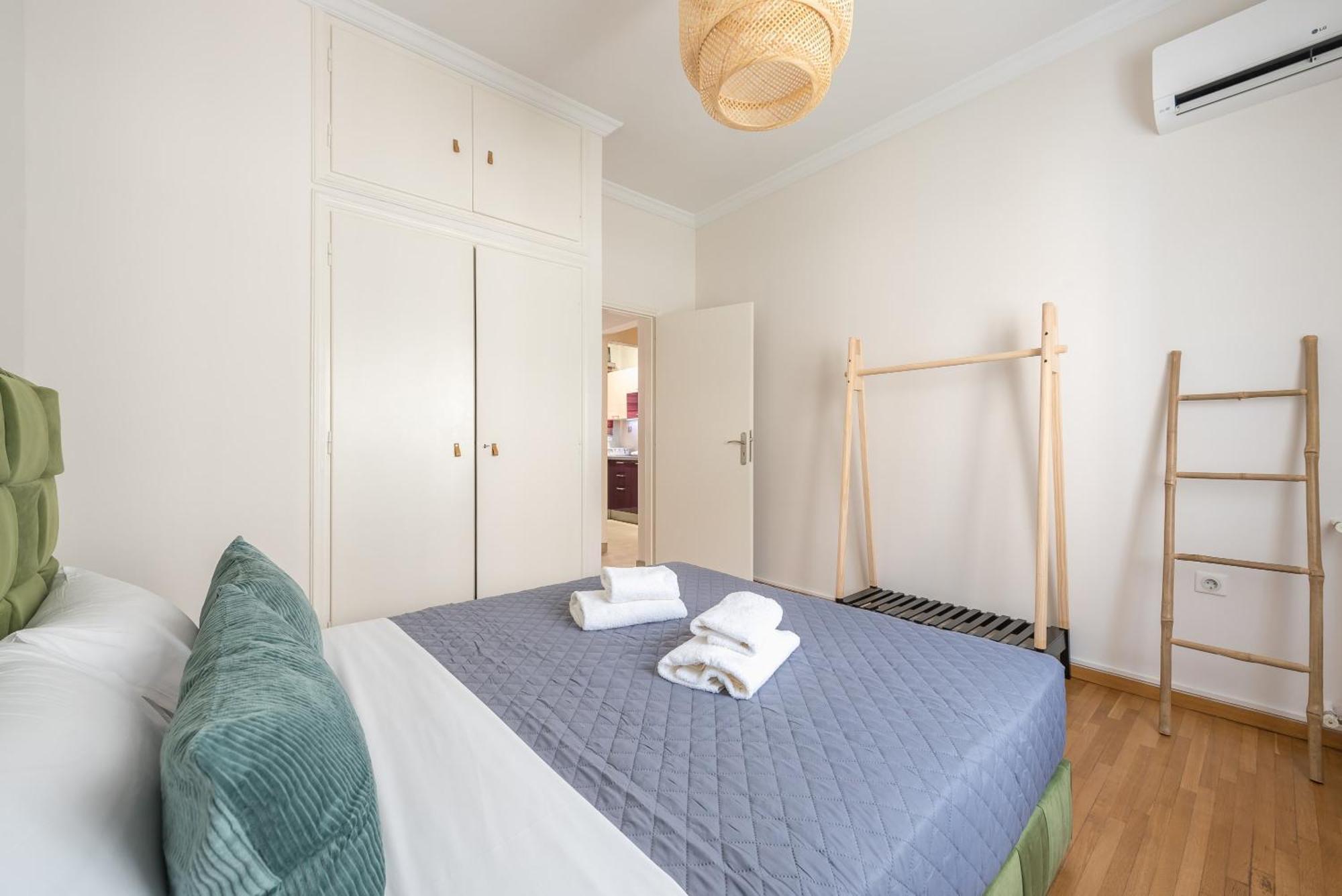 Stylish 2 Bd Urban Retreat Near Panormou Metro Apartment *