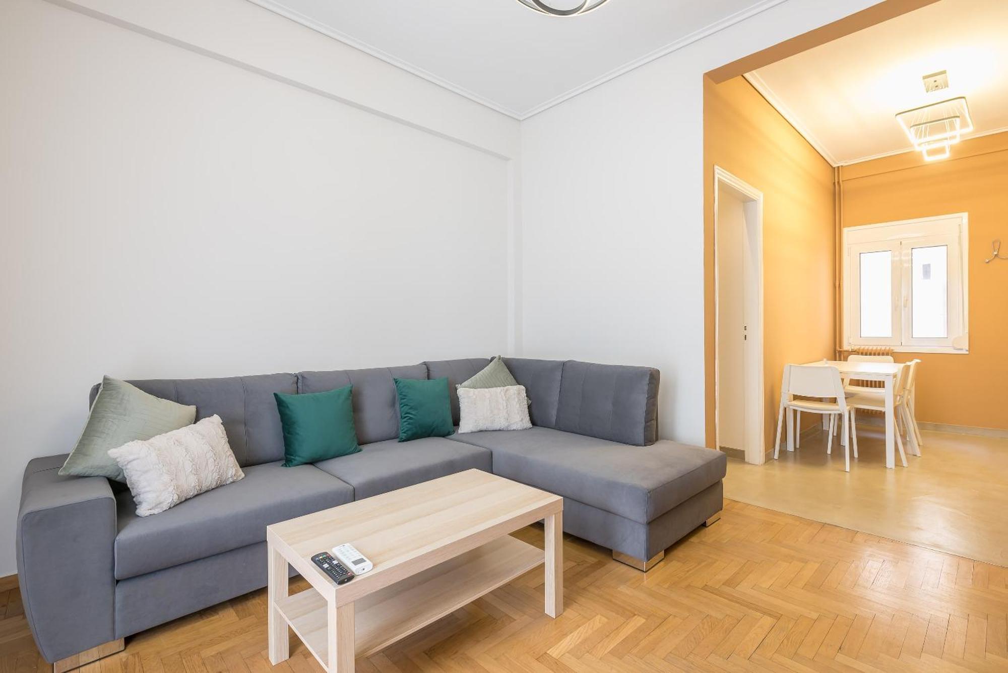 Stylish 2 Bd Urban Retreat Near Panormou Metro *